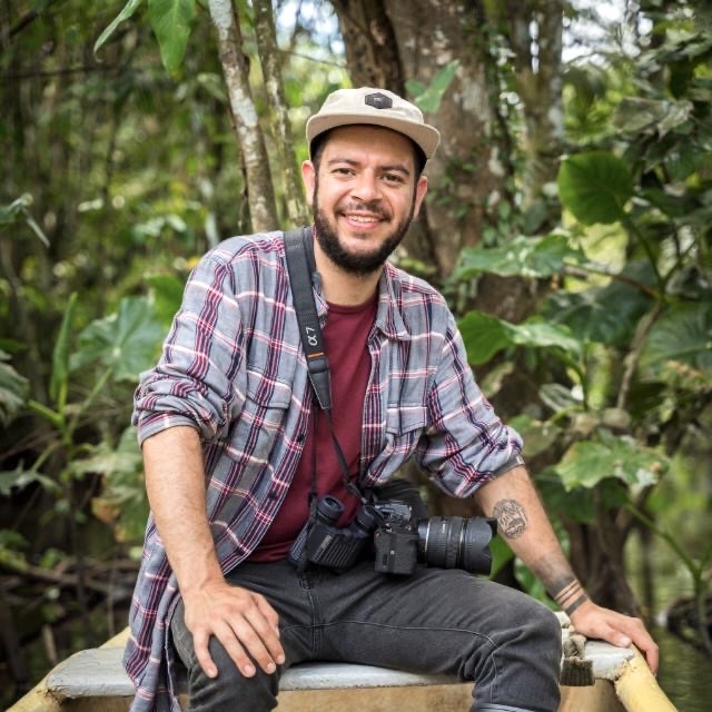 Daniel, fotógrafo y autor del curso, con su cámara